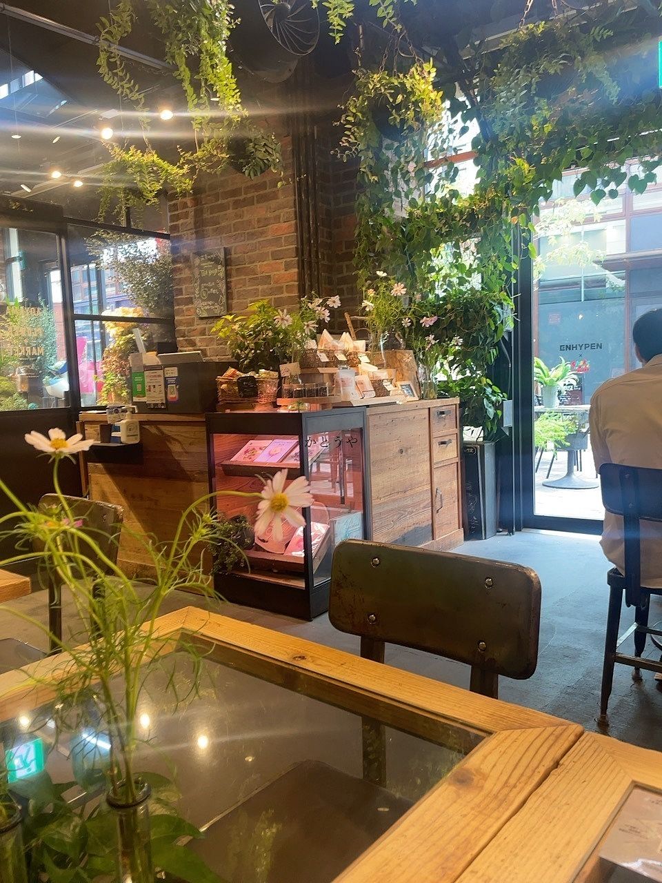 お花にあふれているカフェ「Aoyama Flower Market TEA HOUSE」赤坂Bizタワー店